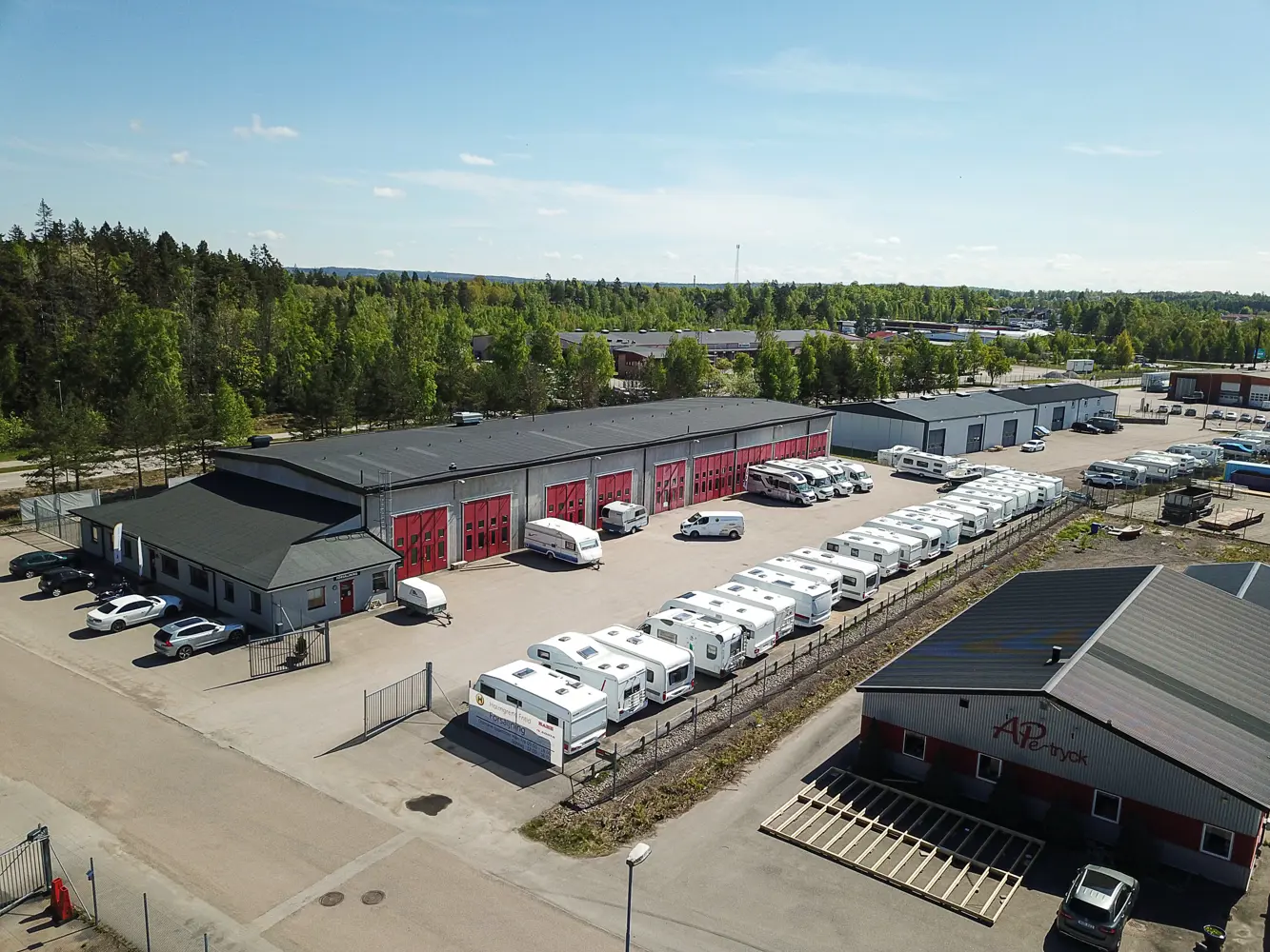 Industrifastighet med grå fasad och röda portar | Nivika Fastigheter AB (publ)