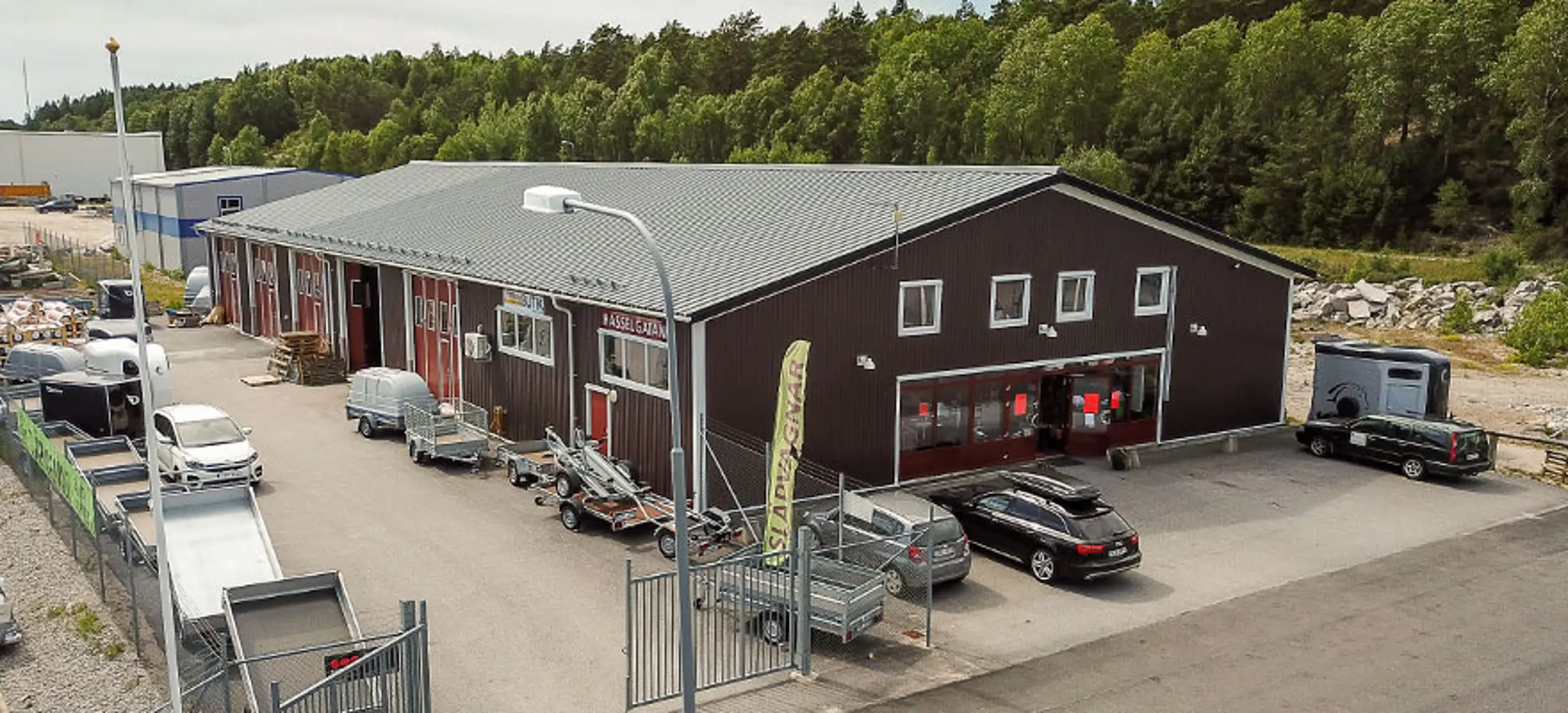 Industrifastighet med svart fasad | Nivika Fastigheter AB (publ)