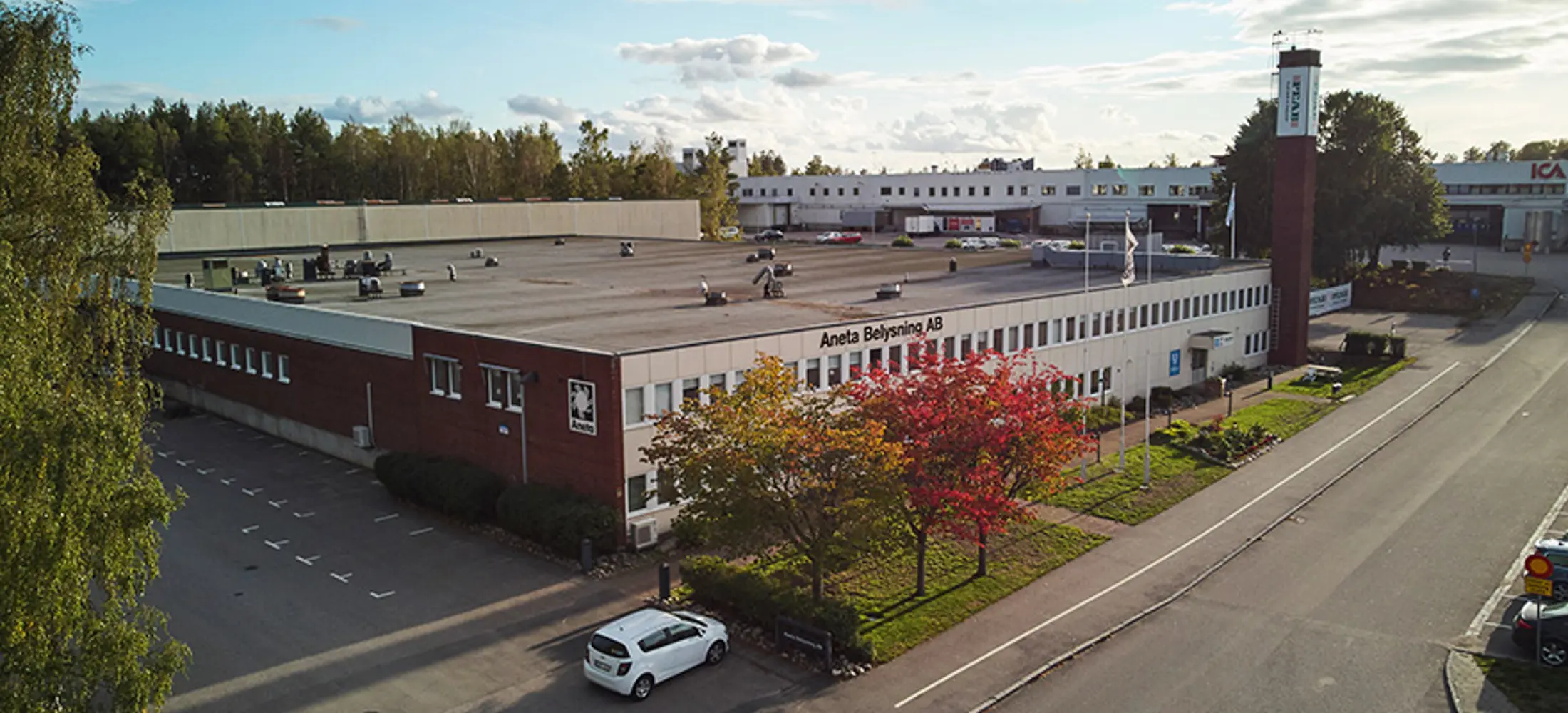 Industrifastighet med röd och vit fasad | Nivika Fastigheter AB (publ)