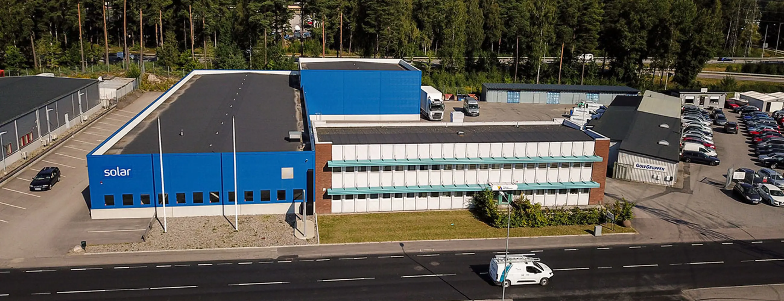 Industrifastighet med blå plåtfasad | Nivika Fastigheter AB (publ)