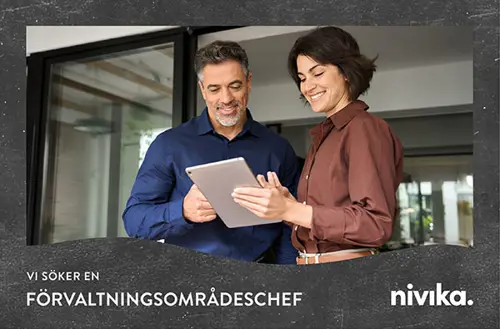 En man och en kvinna som tittar på en surfplatta och ler | Nivika Fastigheter AB (publ)