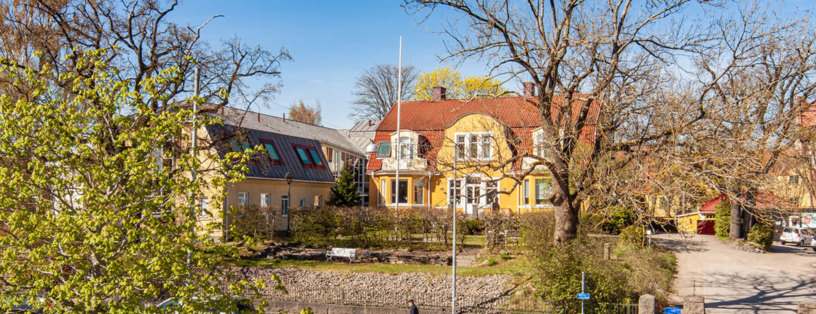 Kommersiell fastighet med gul putsad fasad och rött tegeltak | Nivika Fastigheter AB (publ)