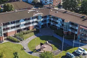 Flerbostasfastighet med röd tegelfasad och rött tegeltak | Nivika Fastigheter AB (publ)