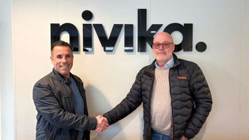 Två män som skakar hand framför nivikas logga | Nivika Fastigheter AB (publ)