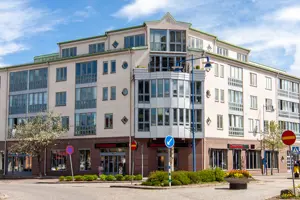 Flerbostadshus med beige fasad och gråa fönster | Nivika Fastigheter AB (publ)