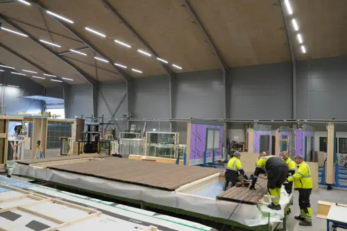 Vägg som byggs av anställda på Husgruppen, intervju med Nivika Fastigheter 