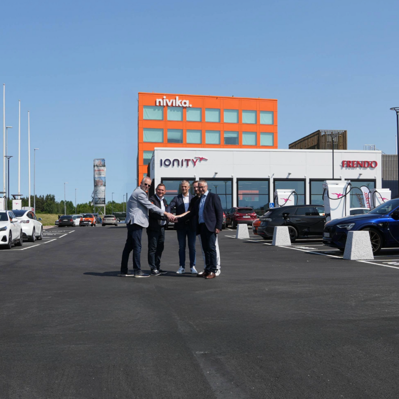 Invigning av ny fastighet intill E4an med Ionity, Frendo och Nivika Fastigheter. .