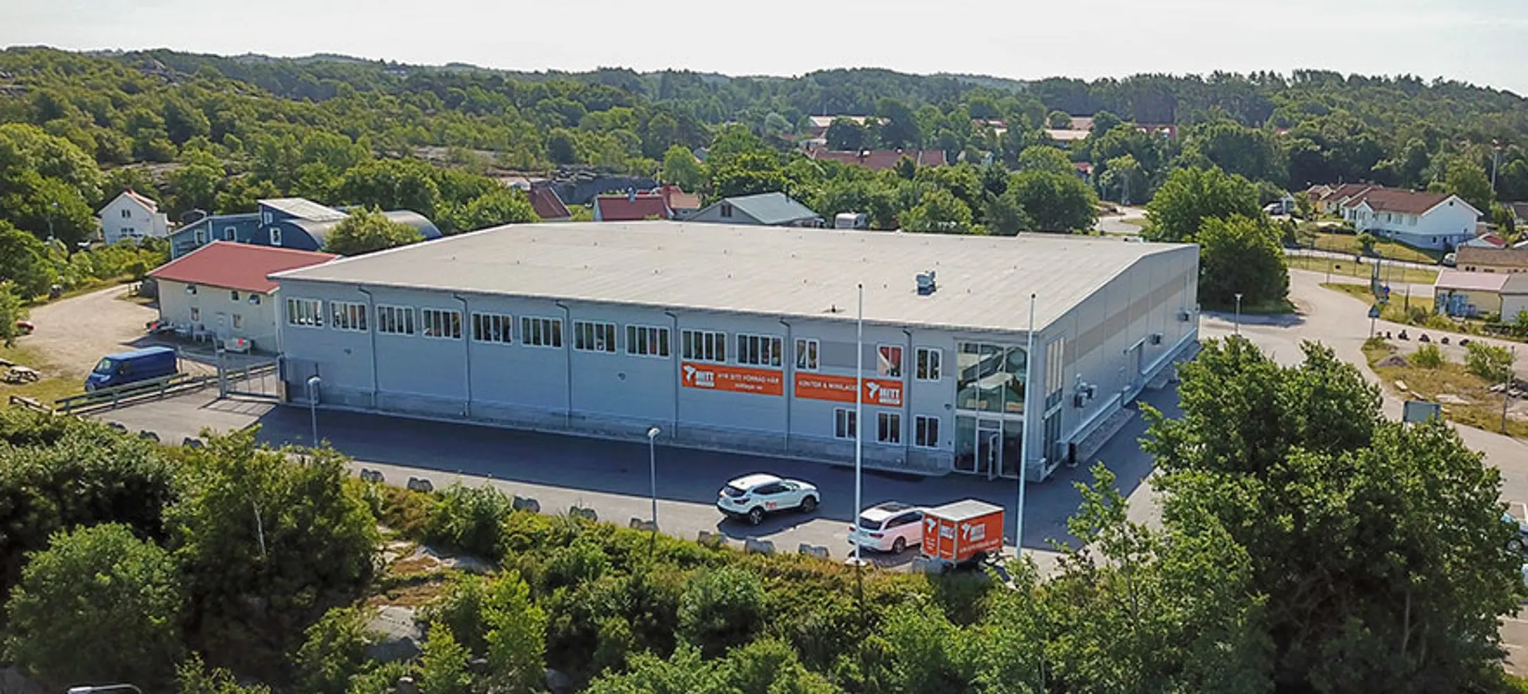 Industrifastighet med en grå plåtfasad | Mitt Lager | Nivika Fastigheter AB (publ) |