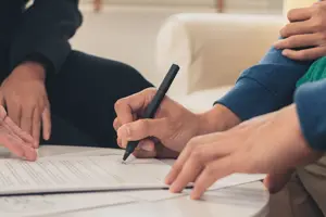 Personer som skriver på ett papper | Nivika Fastigheter AB (publ)