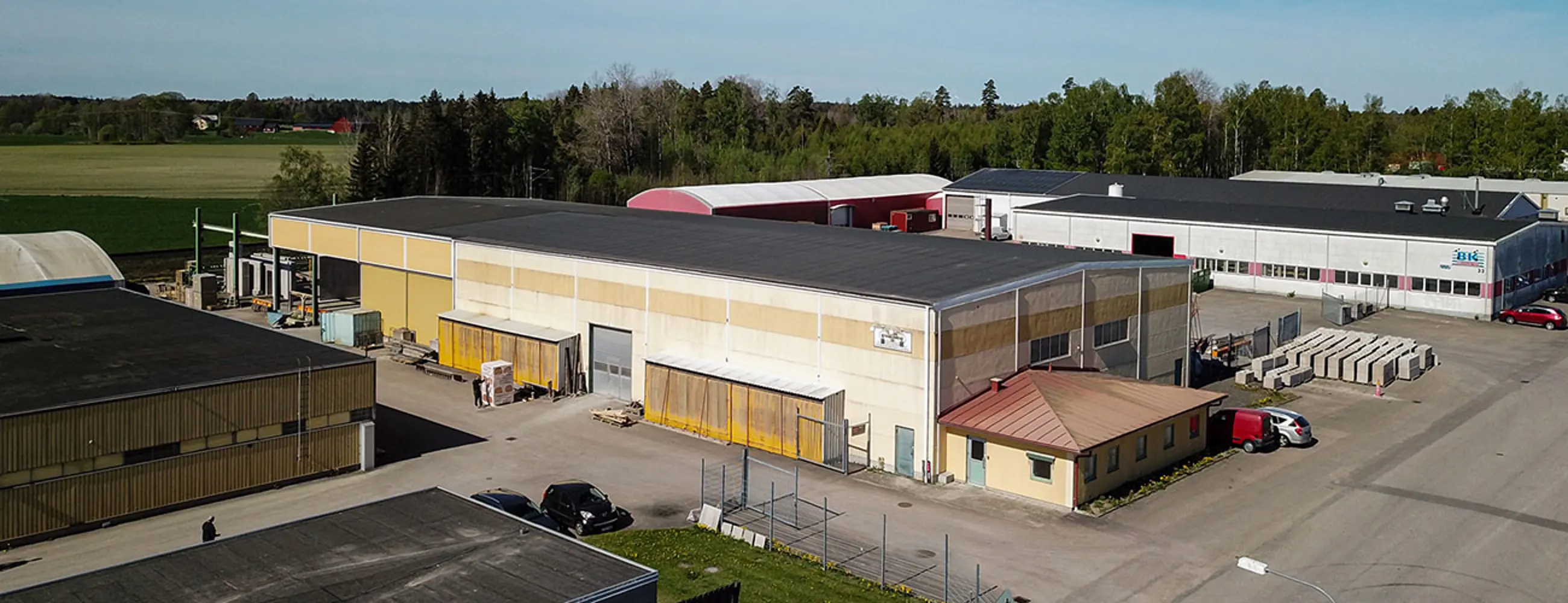 Industrifastighet med gul och vit fasad | Nivika Fastigheter AB (publ)